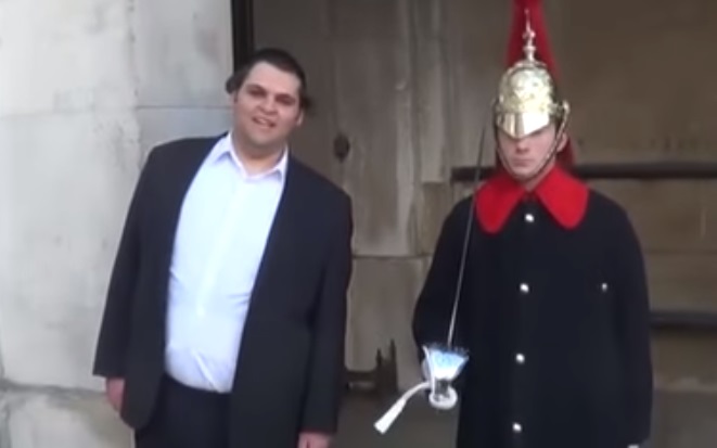 Hilarious Guy Finally Manages To Make A Royal Guard At Buckingham